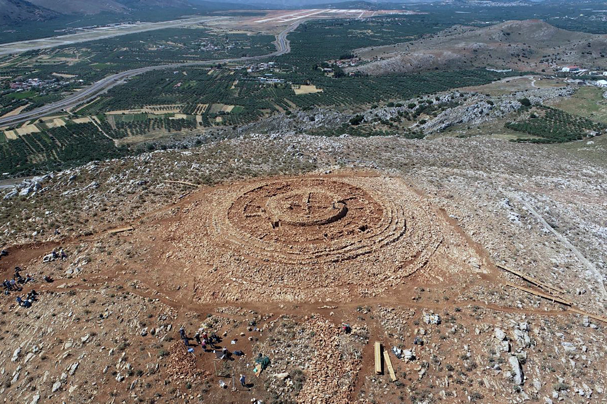 Vista aérea de las ruinas de un edifico de 4.000 años de antigüedad recientemente descubierto en la isla de Creta, Grecia