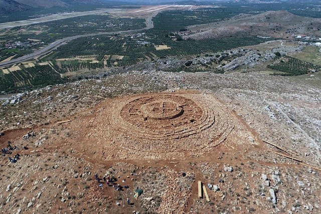 <p>Vista aérea de las ruinas de un edifico de 4.000 años de antigüedad recientemente descubierto en la isla de Creta, Grecia</p>
