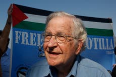 El lingüista y activista Noam Chomsky está hospitalizado en Brasil, confirma su esposa