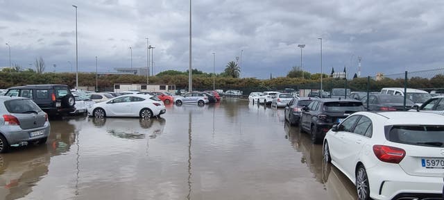<p>Vehículos estacionados en un estacionamiento inundado tras las fuertes lluvias, en el aeropuerto de Palma de Mallorca</p>