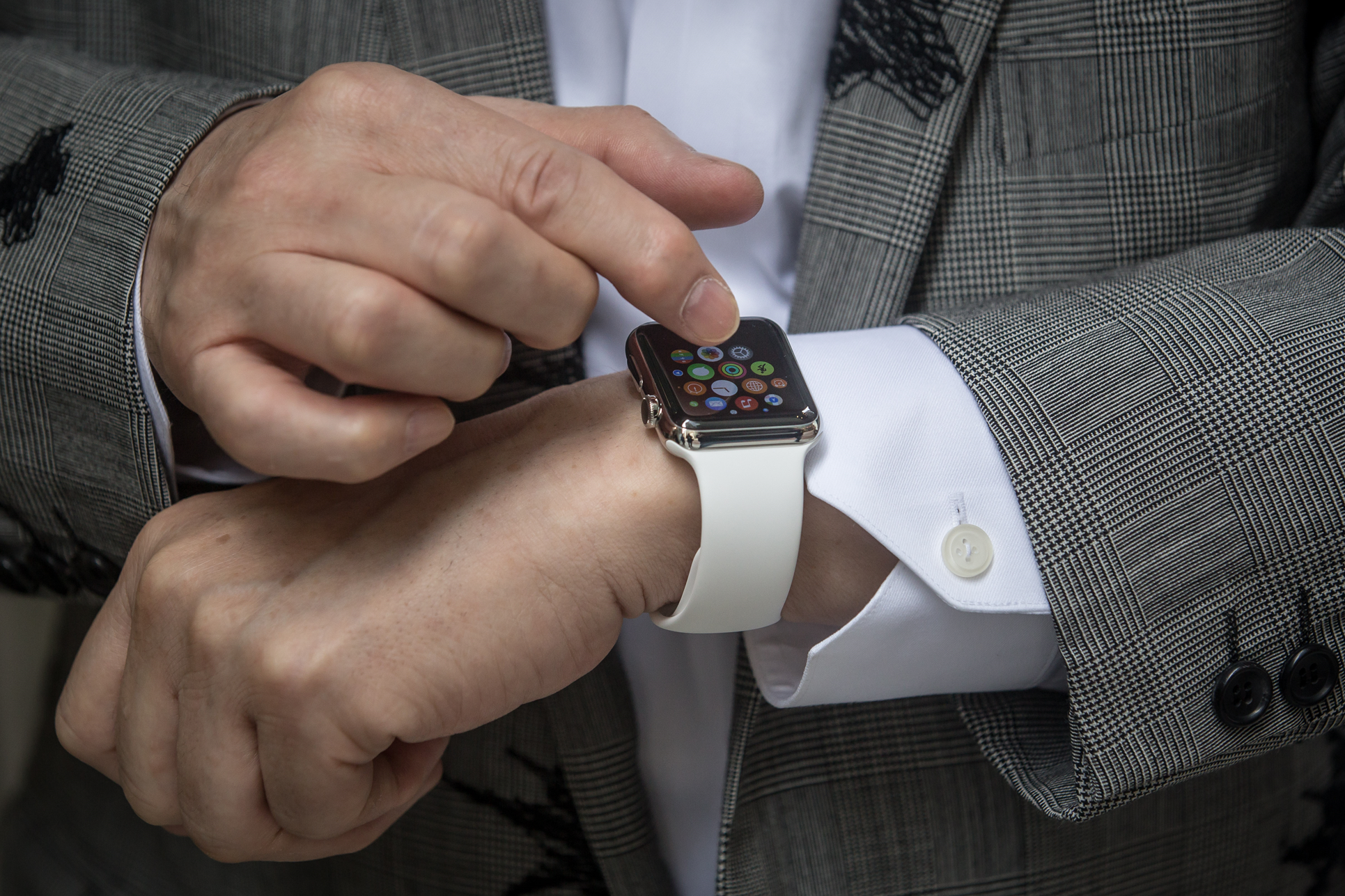 Hajime Shimada muestra su Apple Watch recién comprado a la salida de una tienda boutique ubicada en Tokyo (Japón), el 24 de abril de 2015