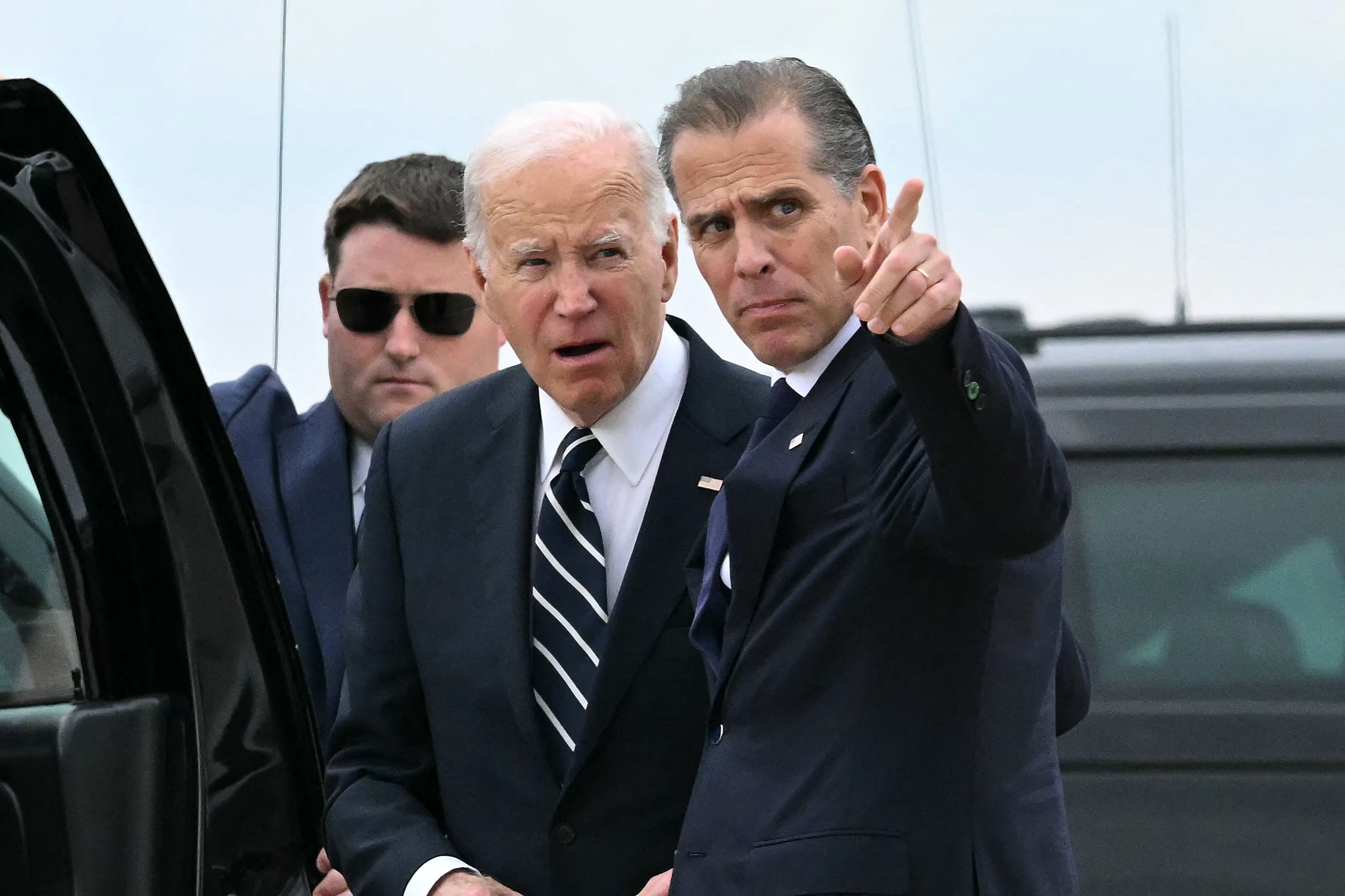 Biden habla con su hijo en la Base de la Guardia Nacional Aérea de Delaware el 11 de junio, el mismo día en que un jurado declaró a Hunter culpable de cargos federales de posesión de armas