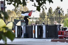 Manifestantes propalestinos causan daños en edificio de Cal State en LA