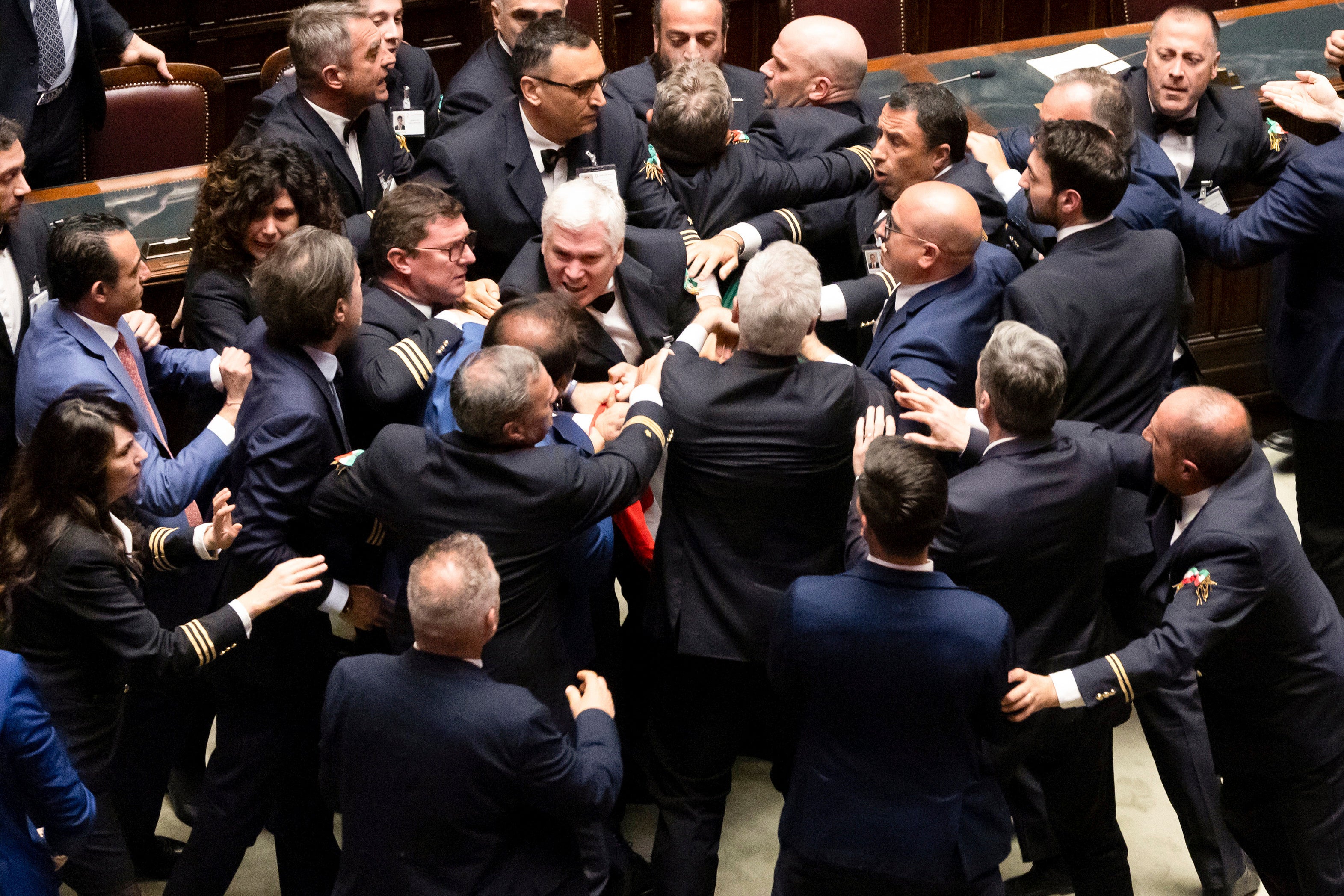 ITALIA-PARLAMENTO-PELEA