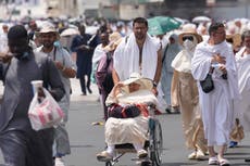 Cientos de miles de peregrinos rodean la Kaaba en Arabia Saudí antes del comienzo oficial del haj
