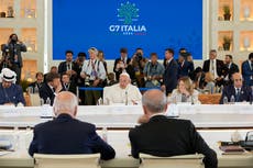 Francisco se convierte en primer papa en asistir a cumbre del G7; advierte sobre peligros de la IA