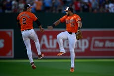 Santander pega 2 jonrones y empuja 4 carreras en triunfo 6-2 de Orioles ante Filis