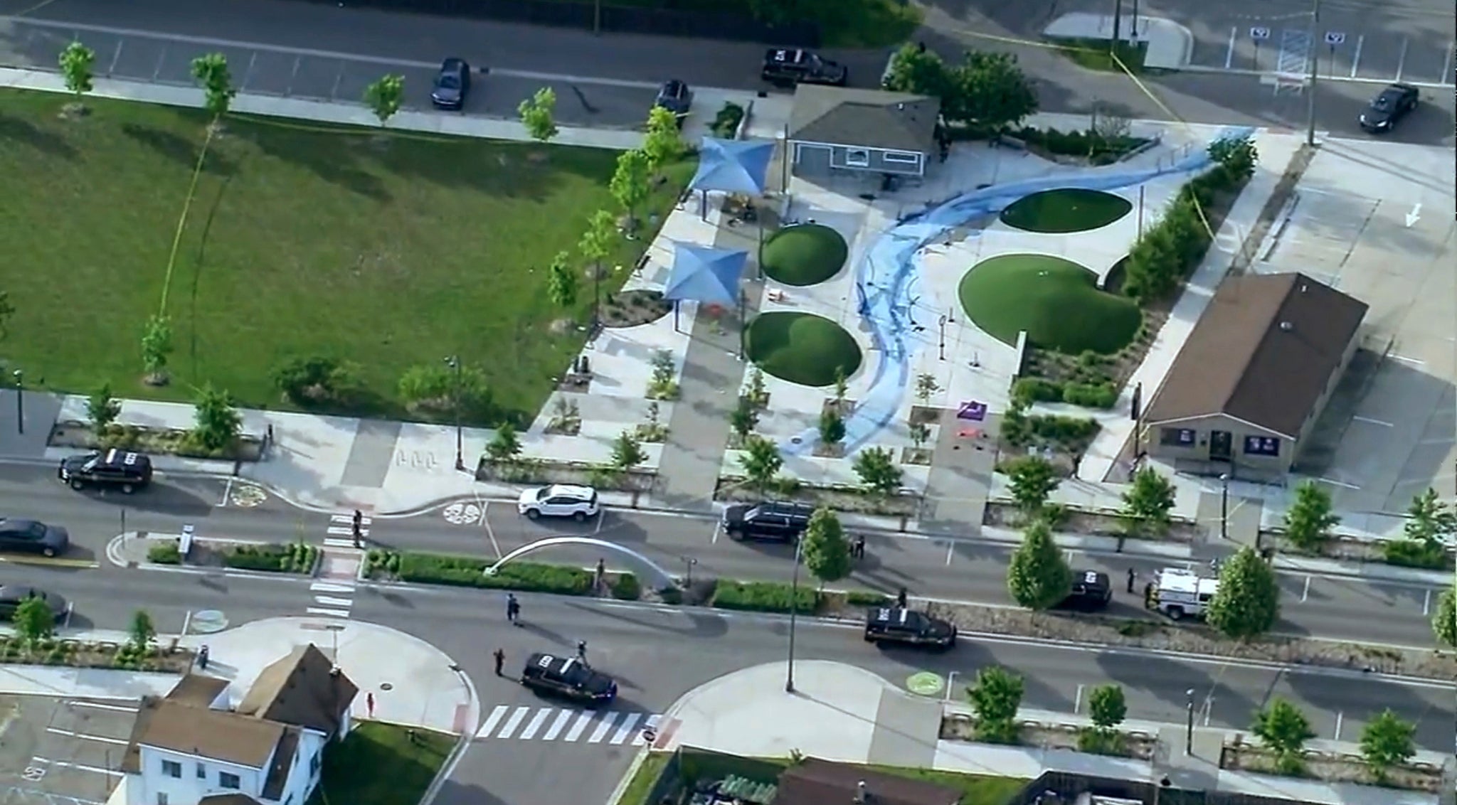 Agentes de policía acuden al lugar de un tiroteo en el parque Brooklands Plaza Splash Pad el sábado 15 de junio de 2024 en Rochester Hills, Míchigan