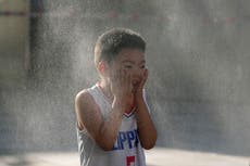 China azotada por dos fenómenos climáticos contrarios: Inundaciones por un lado, calor por el otro