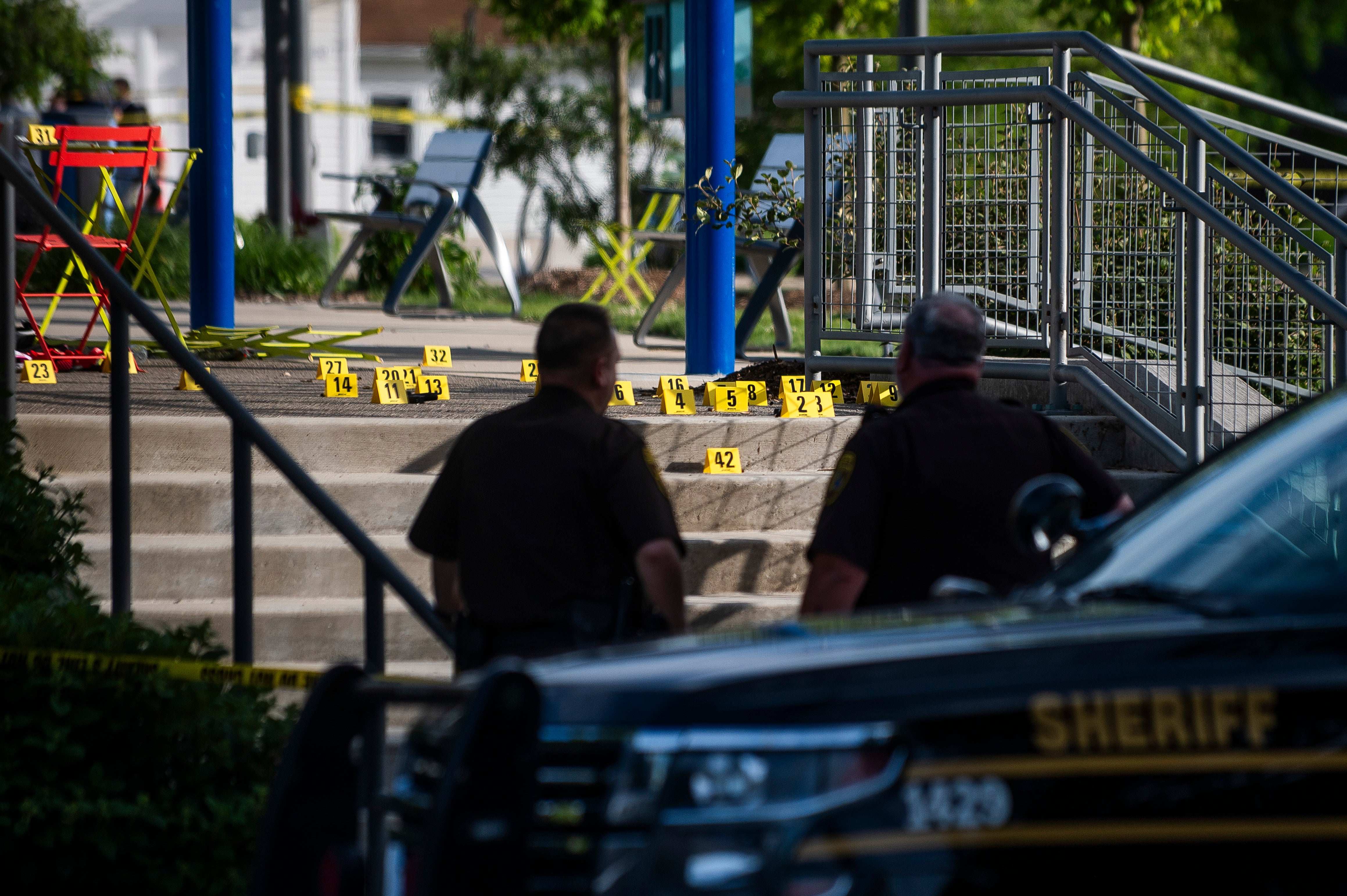 Agentes del Departamento del Sheriff del Condado de Oakland, el Departamento de Bomberos de Rochester Hills, y otras fuerzas de seguridad custodian la escena de un tiroteo en el parque Brooklands Plaza Splash Pad, el sábado 15 de junio