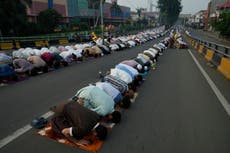 Musulmanes de Asia celebran la fiesta del Eid al-Adha con oraciones por los habitantes de Gaza