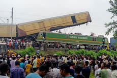 Al menos 8 muertos en un choque de trenes en el este de India