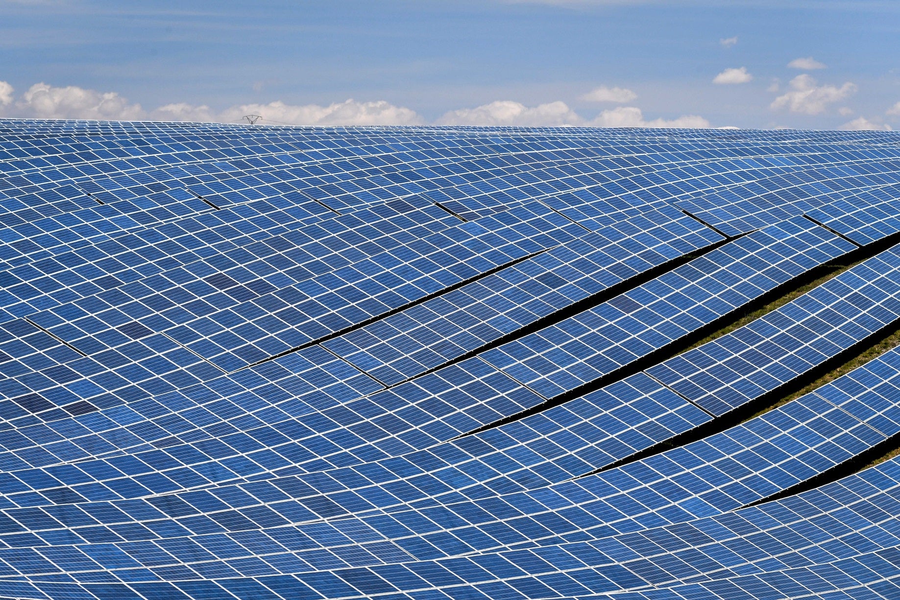 Paneles solares fotovoltaicos de una planta energética ubicada en los Alpes de Alta Provenza, en el sureste de Francia