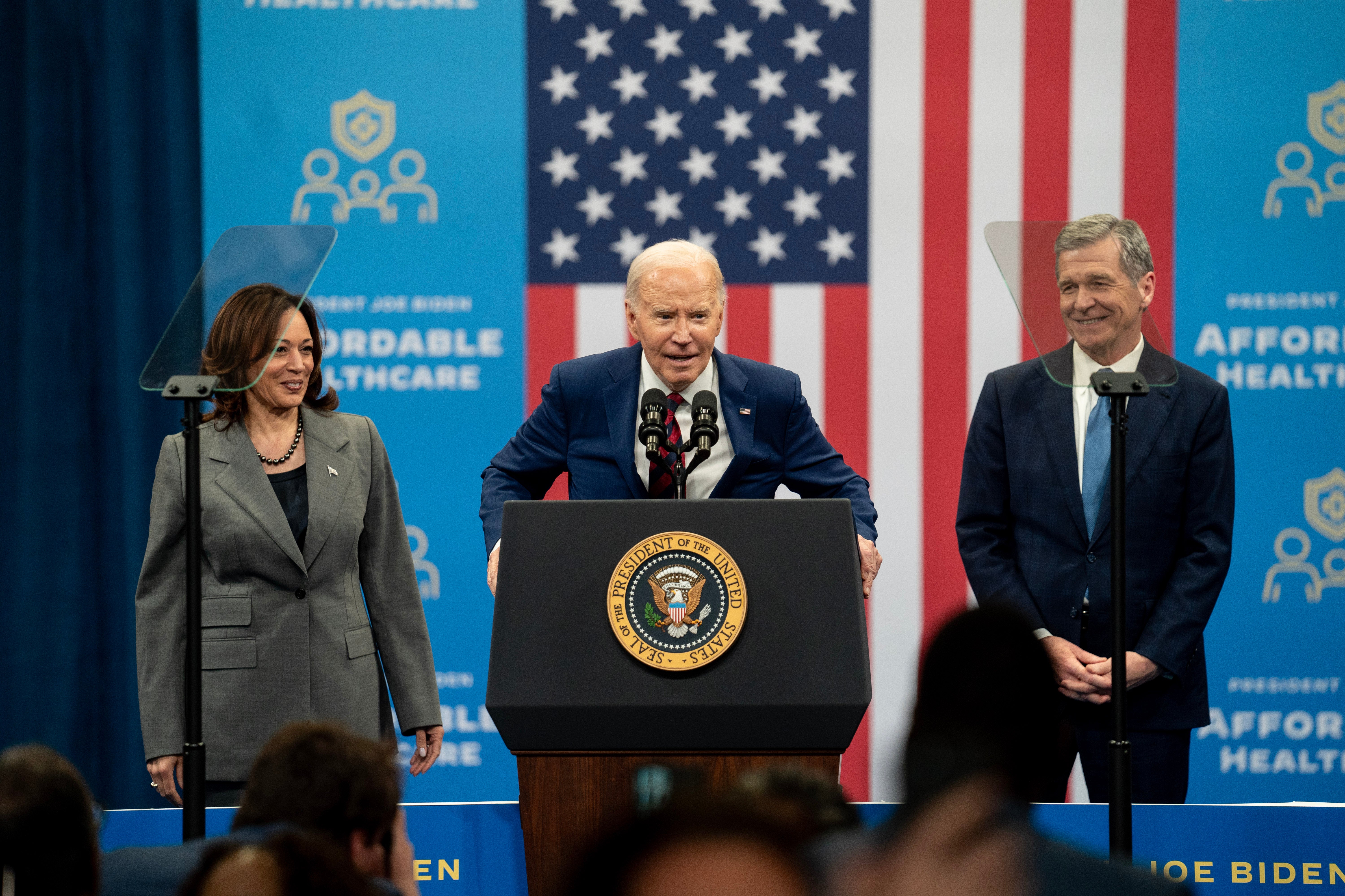 El presidente de EEUU Joe Biden habla en el centro comunitario Chavis con la vicepresidenta de EEUU Kamala Harris y el gobernador de Carolina del Norte Roy Cooper el 26 de marzo de 2024 en Raleigh, Carolina del Norte