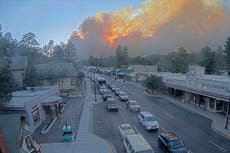 Caída de temperaturas y lluvia podrían ayudar a controlar incendios en ciudad de Nuevo México