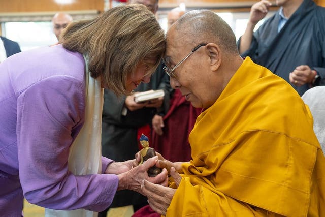 <p>La expresidenta demócrata de la Cámara de Representantes Nancy Pelosi se reunió con el Dalai Lama en la ciudad india de Dharamsala </p>