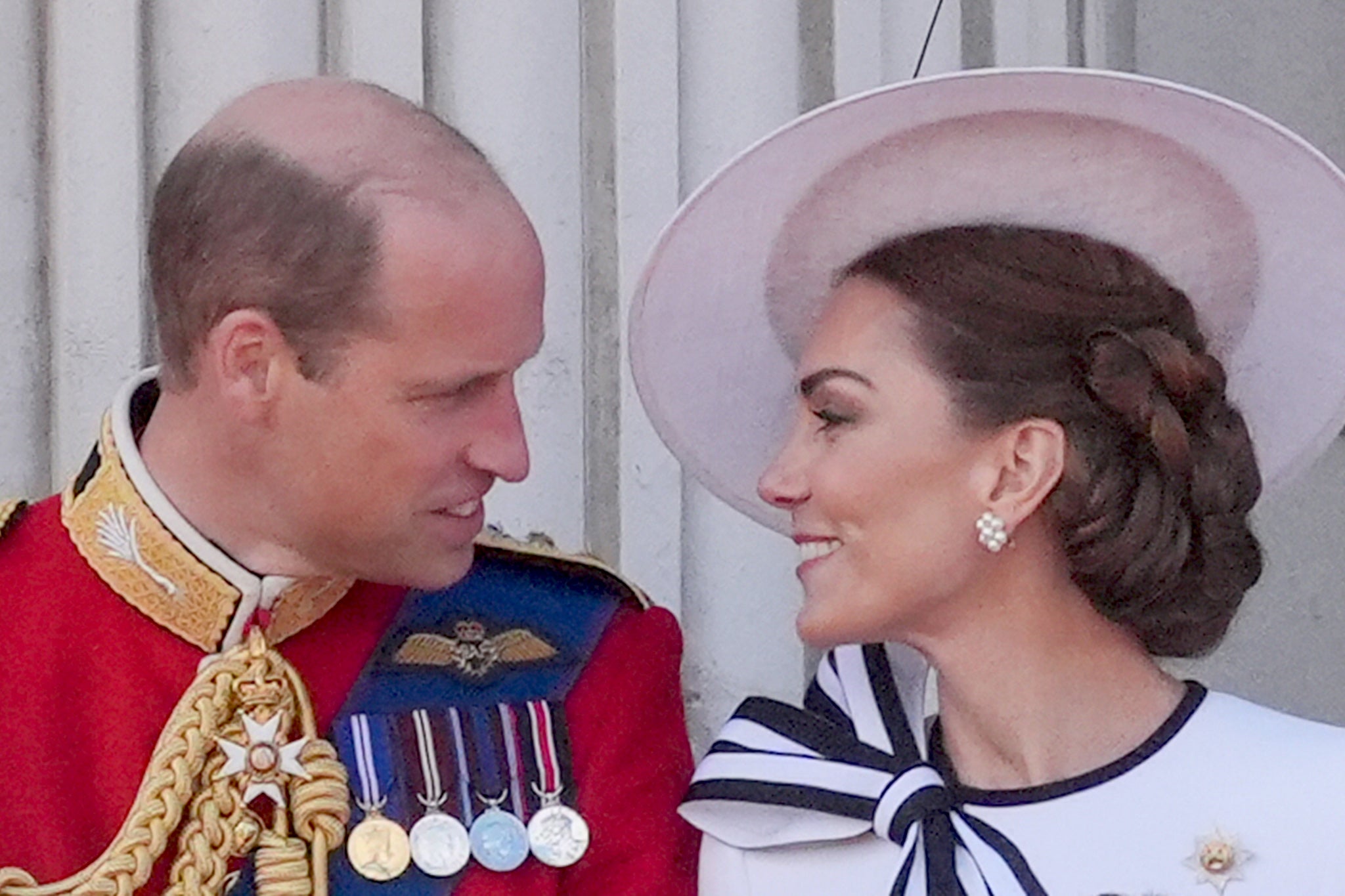 La pareja fue fotografiada mirándose cariñosamente a los ojos en el desfile Trooping the Colour de este año, el primer compromiso público de la princesa.