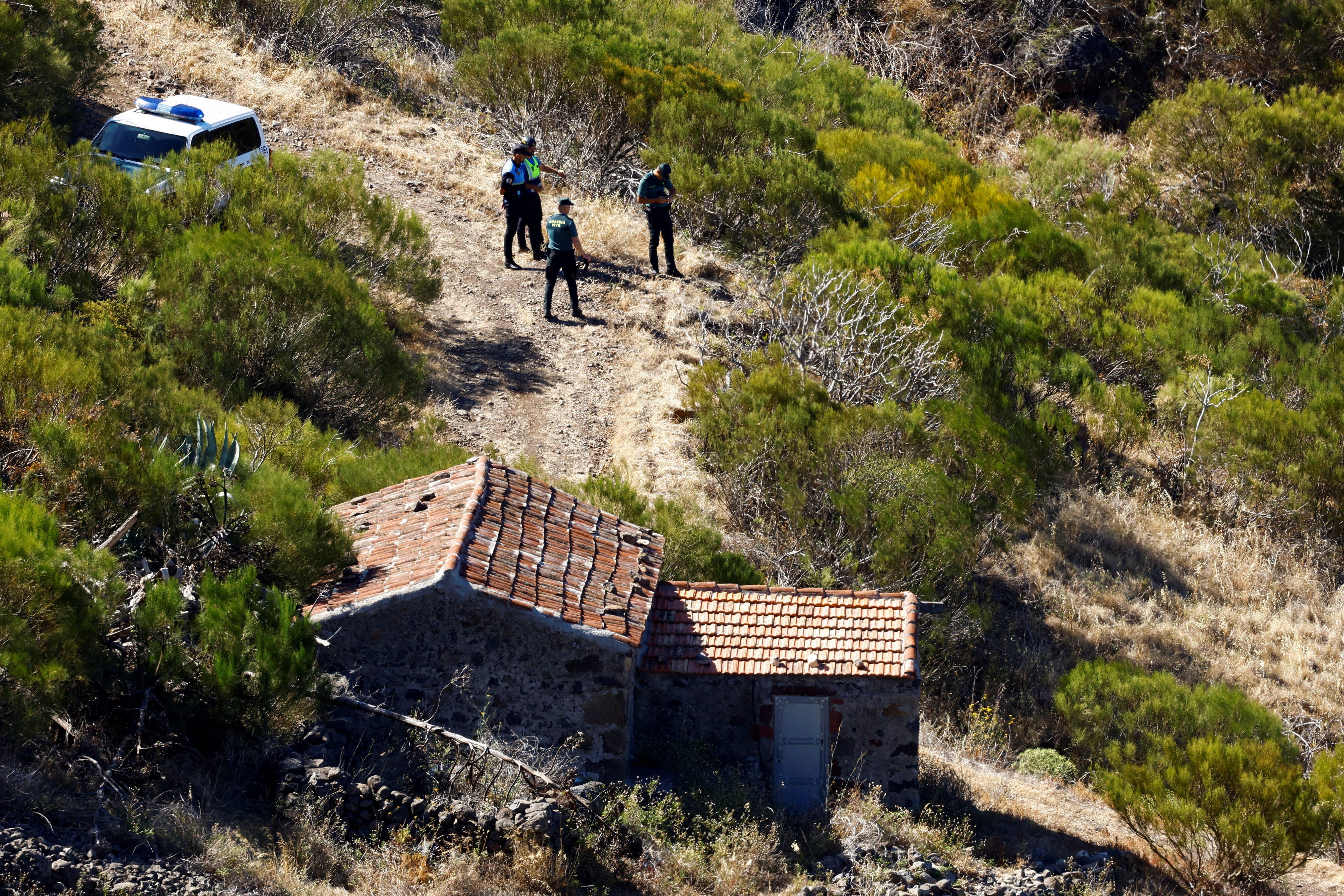 Agentes de policía y bomberos voluntarios buscan en el norte de la isla