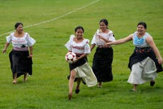 El fútbol con anaco-falda une a las mujeres de una comunidad indígena del norte de Ecuador