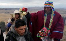 Bolivianos celebran nuevo Año Andino: "El sol no ha salido, pero estamos aquí para hacer la challa"