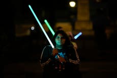 Fanáticos de Star Wars perfeccionan técnicas de duelo con sable láser en academia Jedi de México