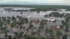 Lluvia intensa deja un pueblo inundado en Iowa; mientras el resto de EEUU padece una ola de calor