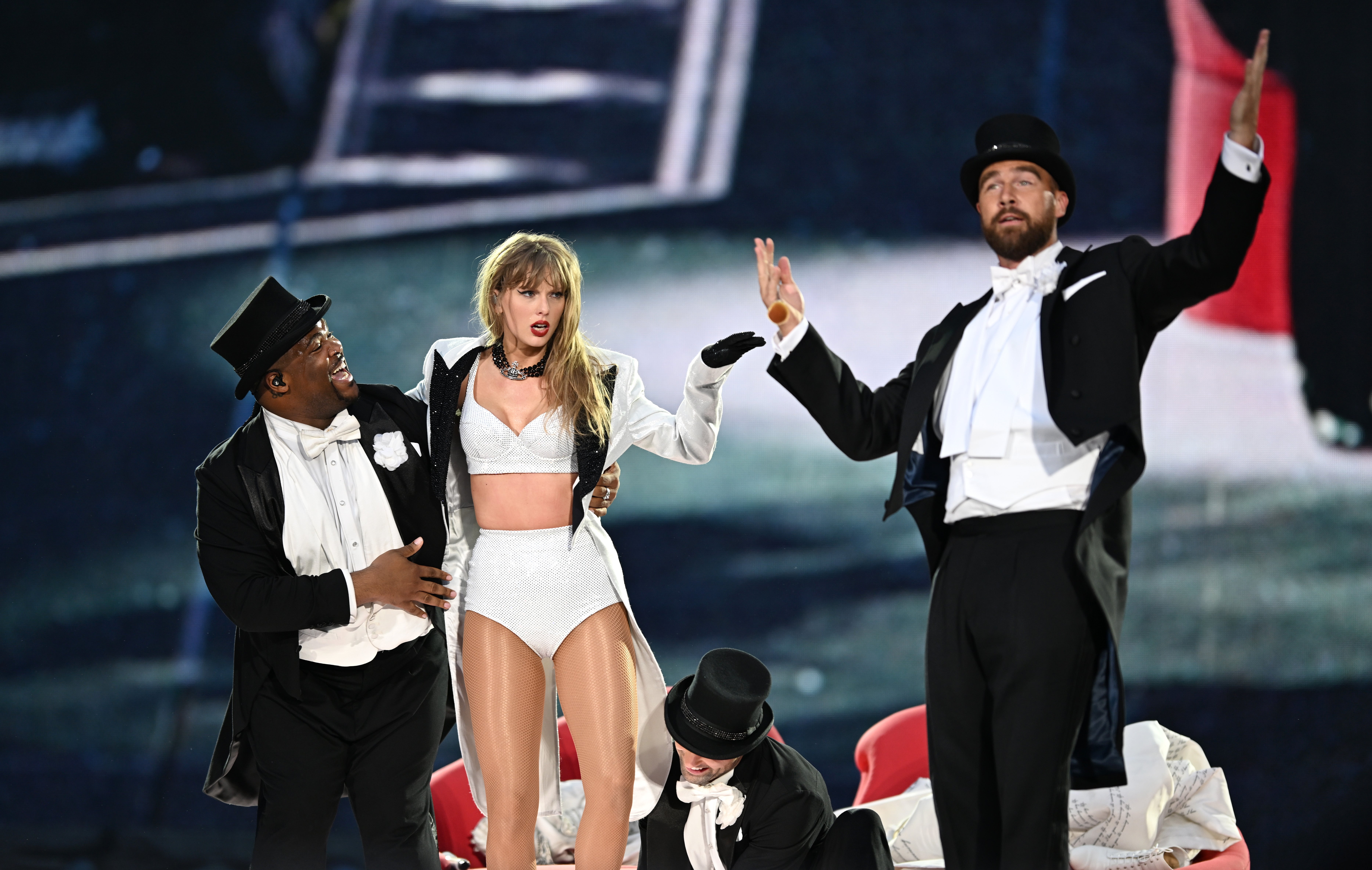 Travis Kelce se presenta de sorpresa durante el tercer concierto de Taylor Swift en Wembley