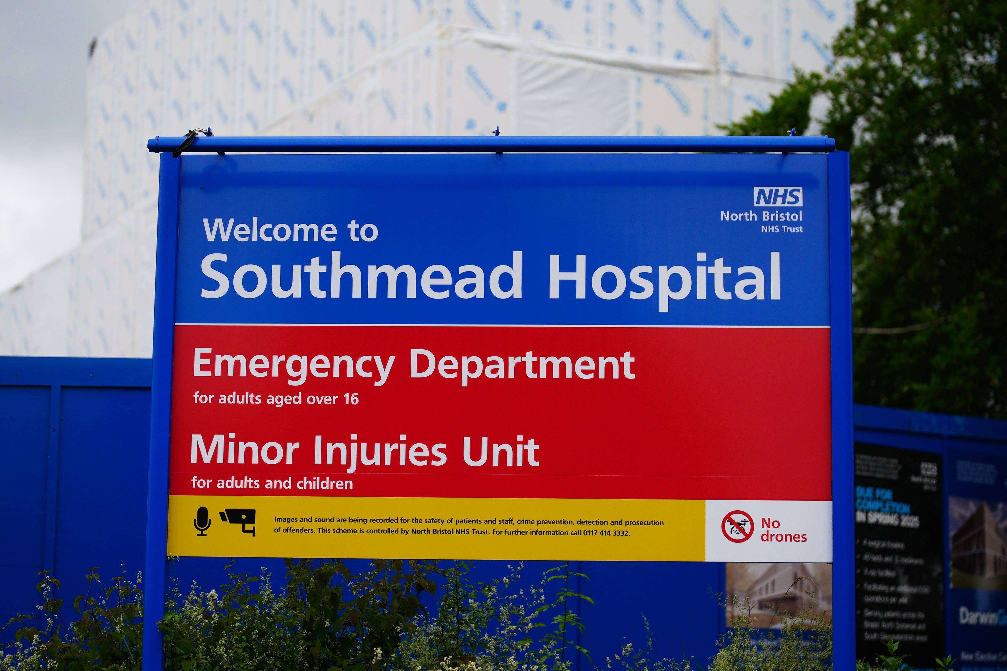 La princesa Ana está recibiendo tratamiento en el Hospital Southmead de Bristol tras sufrir heridas leves y una conmoción cerebral el domingo por la noche
