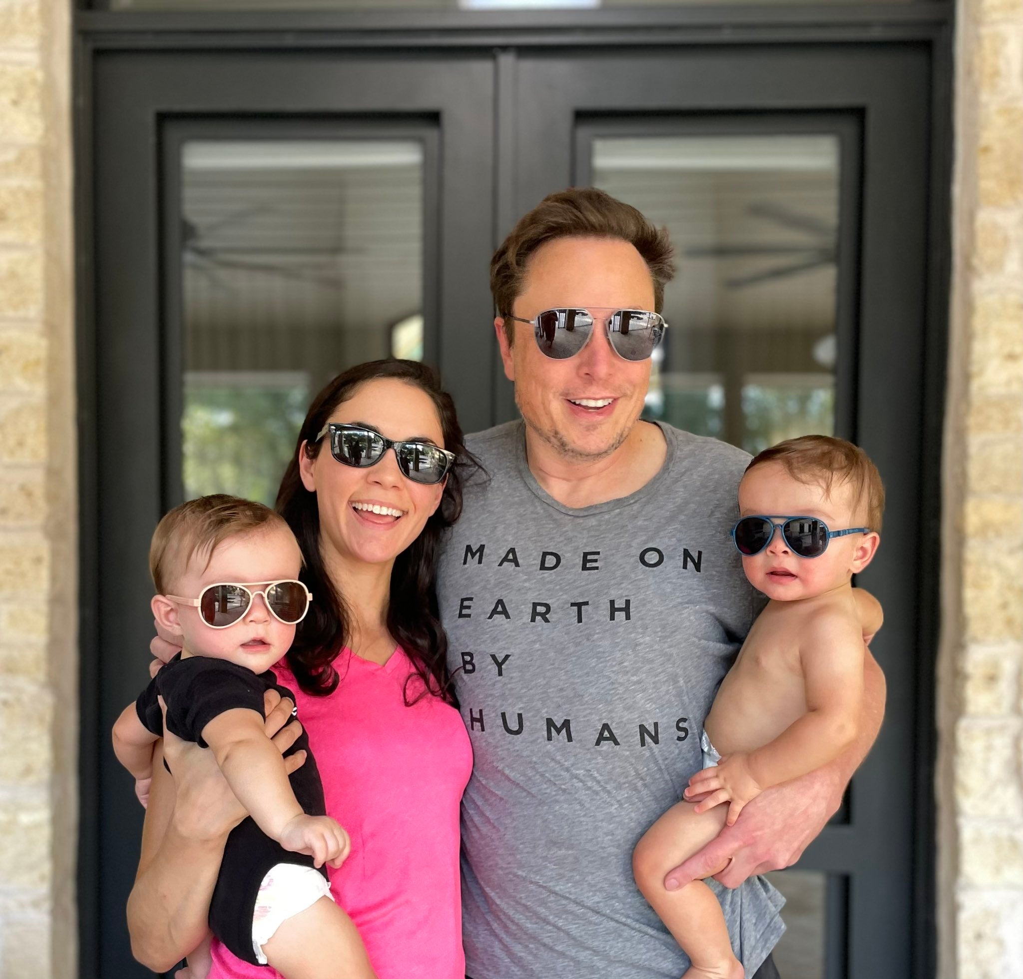 Elon Musk, Shivon Zilis y sus gemelos: Musk anunció que este año tuvieron un nuevo bebé