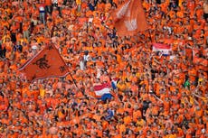 Aficionados holandeses se reúnen en Berlín para que la Naranja Mecánica enfrente a Austria