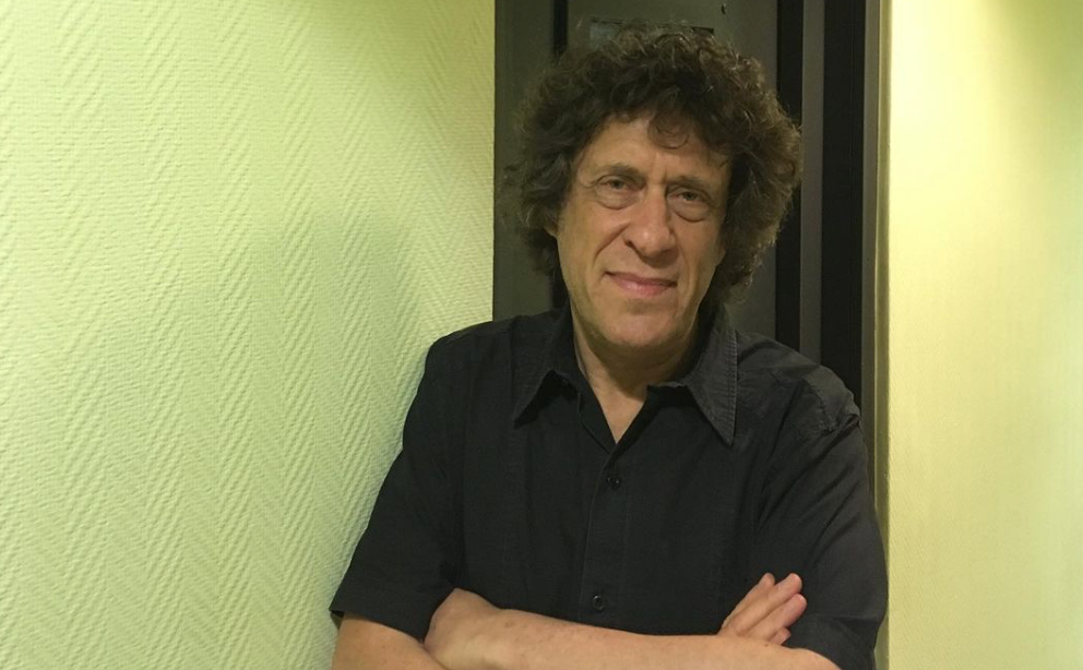 Lo que sabemos de las acusaciones al periodista Pedro Brieger por acoso sexual