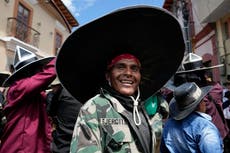 Pueblos indígenas danzan por horas para despertar a la tierra y en honor al Sol en Ecuador