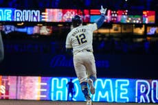 Grand slam de Rhys Hoskins da el triunfo a Cerveceros 6-3 frente a los Rangers