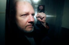 El fundador de WikiLeaks Julian Assange se detiene en Bangkok camino de corte EEUU y de salir libre