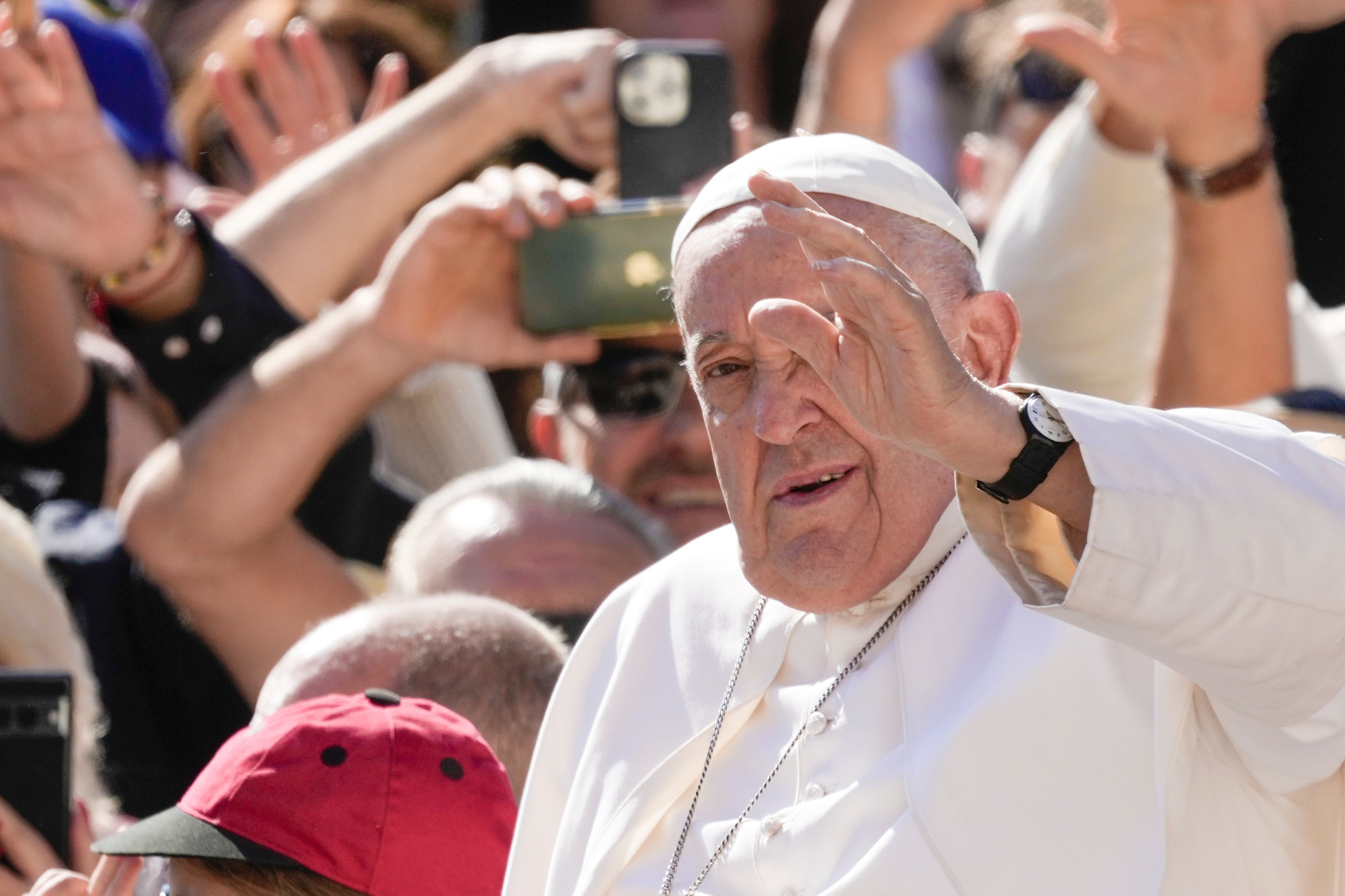 El papa Francisco llega a su audiencia general semanal en la plaza de San Pedro del Vaticano, el miércoles 26 de junio de 2024