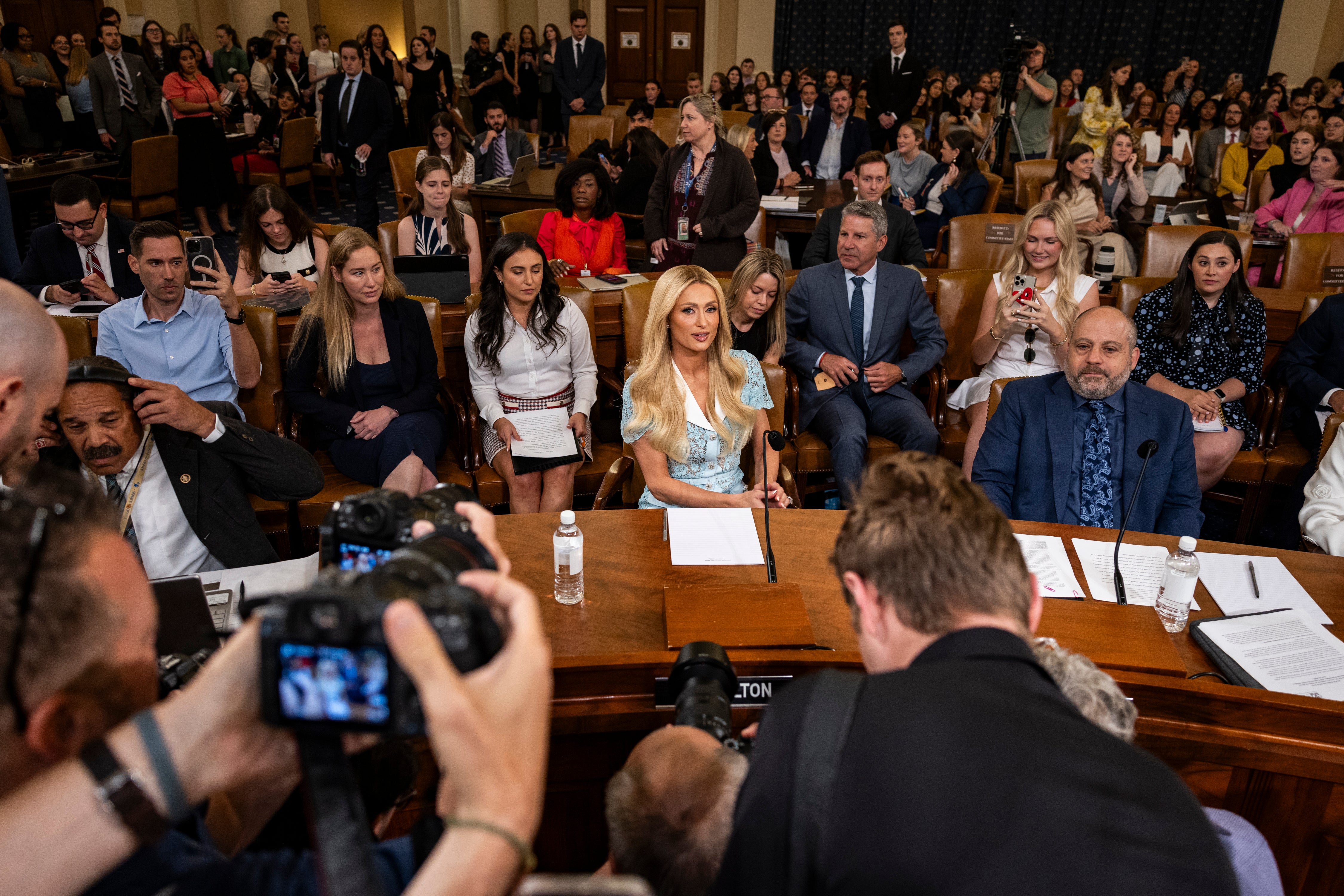 Paris Hilton asiste el miércoles a una audiencia del Comité de Medios y Arbitrios de la Cámara de Representantes. La heredera testificó ante el Congreso en 2021 y abogó por una “Declaración de Derechos” para los niños en internados de tratamiento juvenil