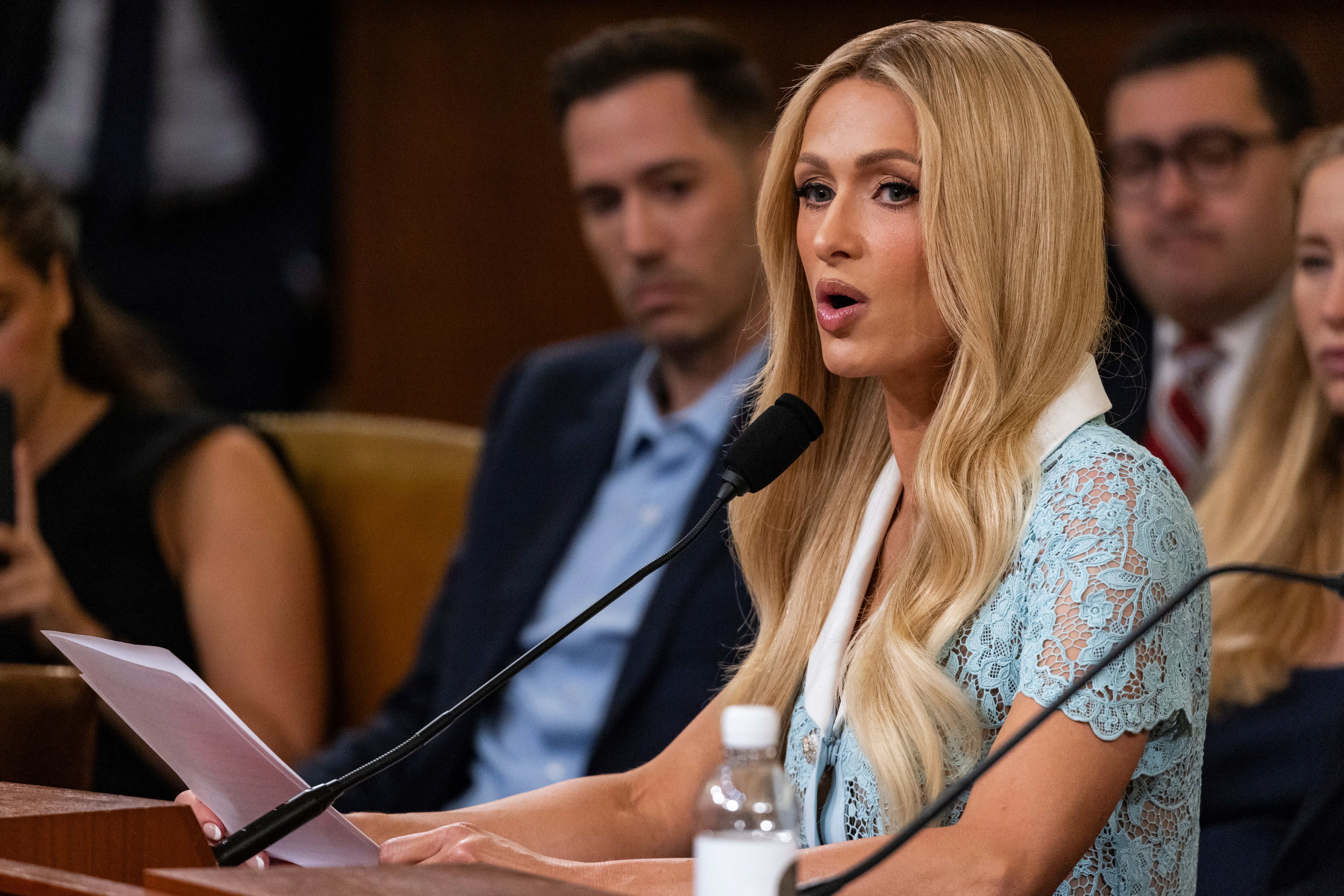 Paris Hilton testificó ante el Congreso el miércoles y pidió a los legisladores federales que mejoren la protección de los niños en internados de tratamiento juvenil