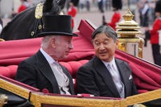 El rey Carlos III de Gran Bretaña da la bienvenida a los emperadores japoneses