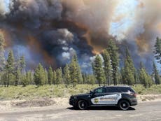 Fuertes vientos propagan incendio cerca de popular centro vacacional de Oregon, provoca desalojos