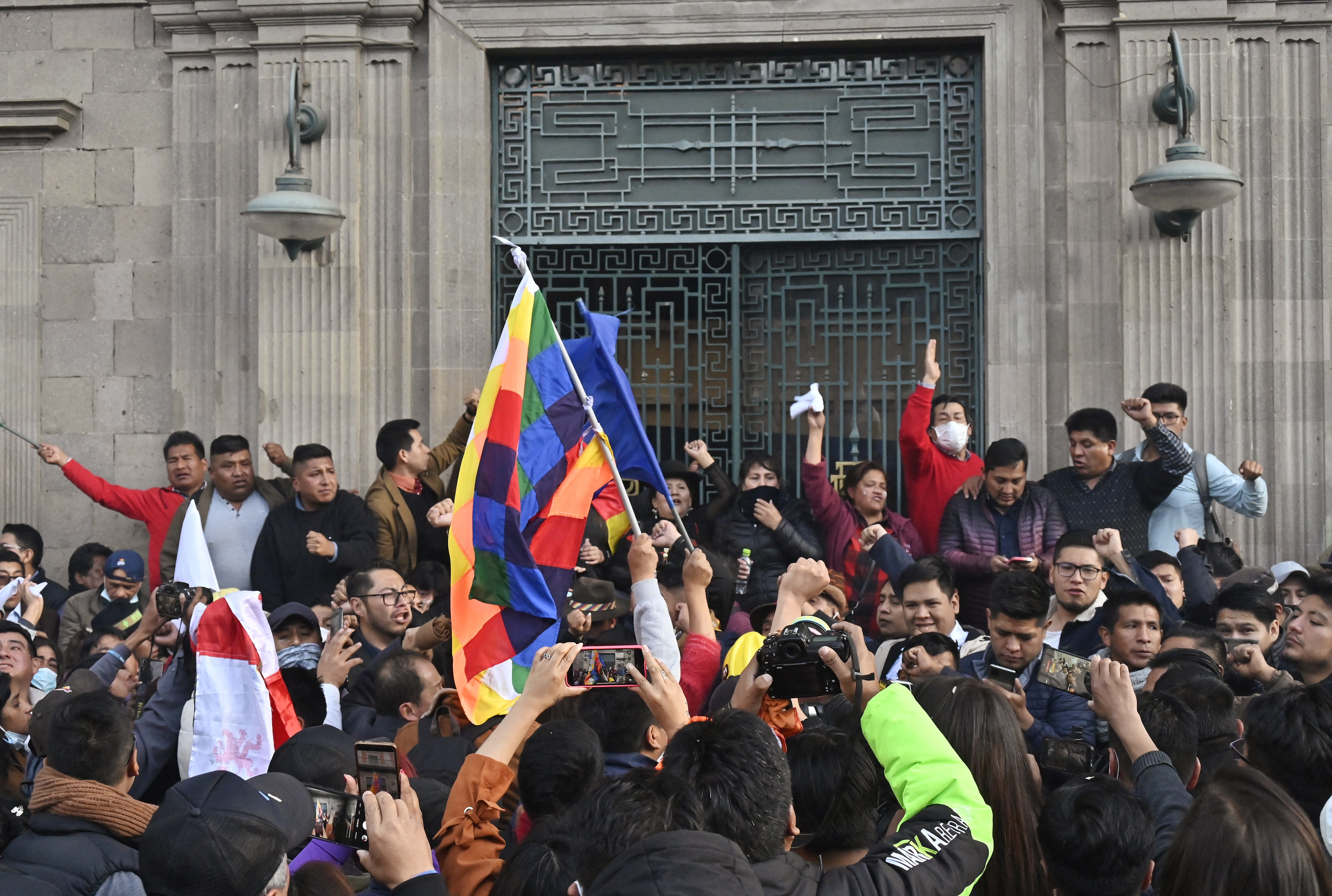 Simpatizantes de Luis Arce se reúnen frente al Palacio Quemado