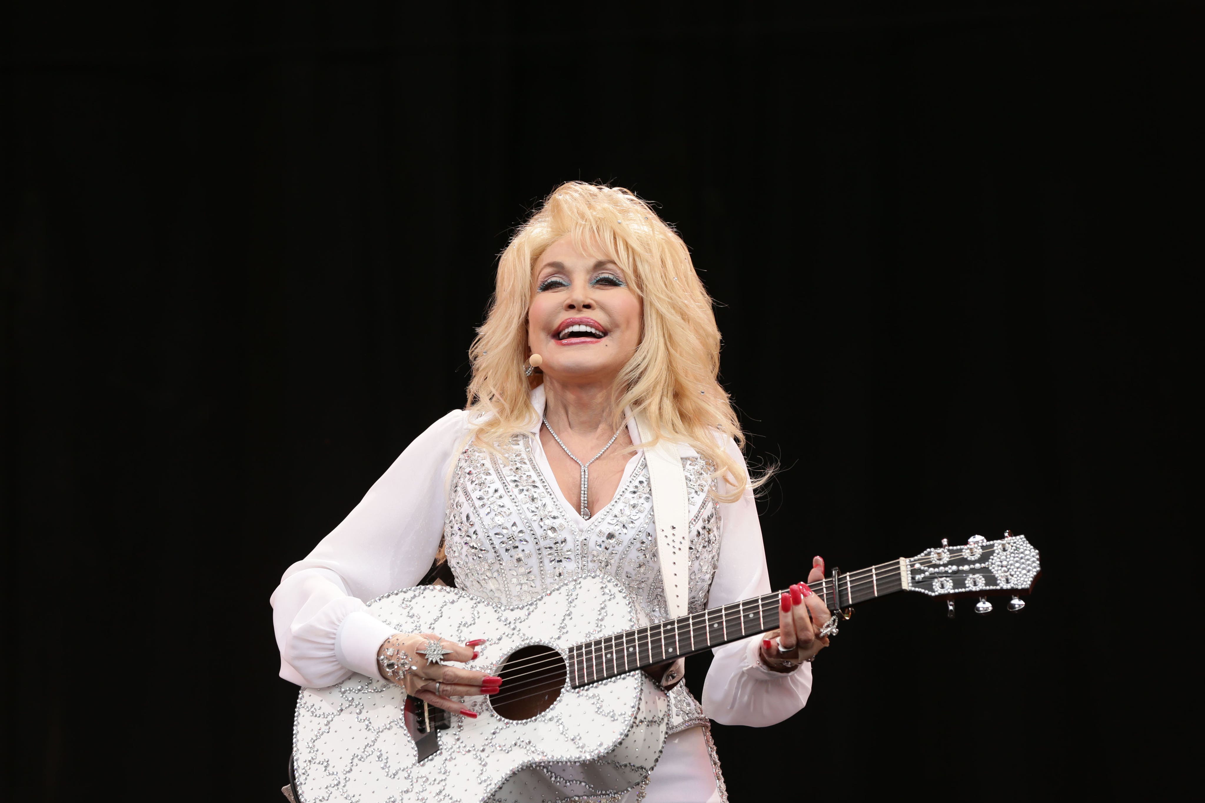 Dolly Parton actuando en el Festival de Glastonbury