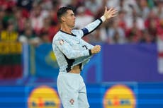 Otro aficionado intenta acercarse a Cristiano Ronaldo saltando hacia el túnel