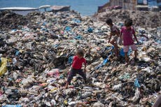Bajo el calor abrasador del verano en Gaza, palestinos viven rodeados de aguas residuales y basura