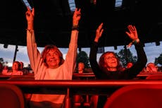 Mujeres regresan a Woodstock después de 55 años para revivir el festival ahora con Wi-Fi