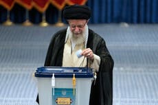 Irán vota para sustituir a presidente fallecido en un choque aéreo en un ambiente de gran apatía