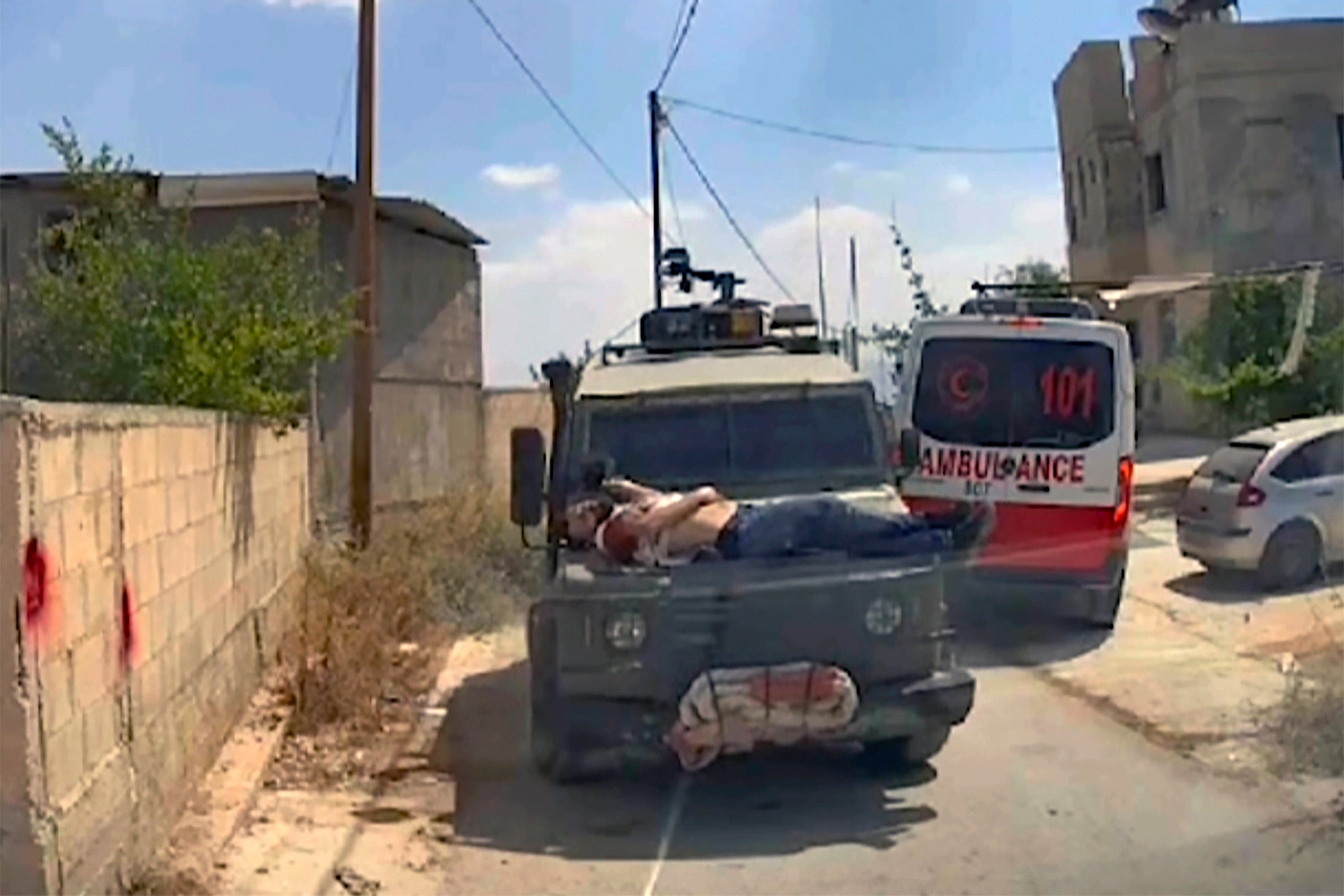 ISRAEL-PALESTINO ATADO A UN JEEP