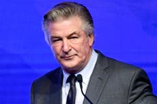 Jueza de Nuevo México niega la solicitud de desestimar caso de Alec Baldwin, será juzgado en julio.