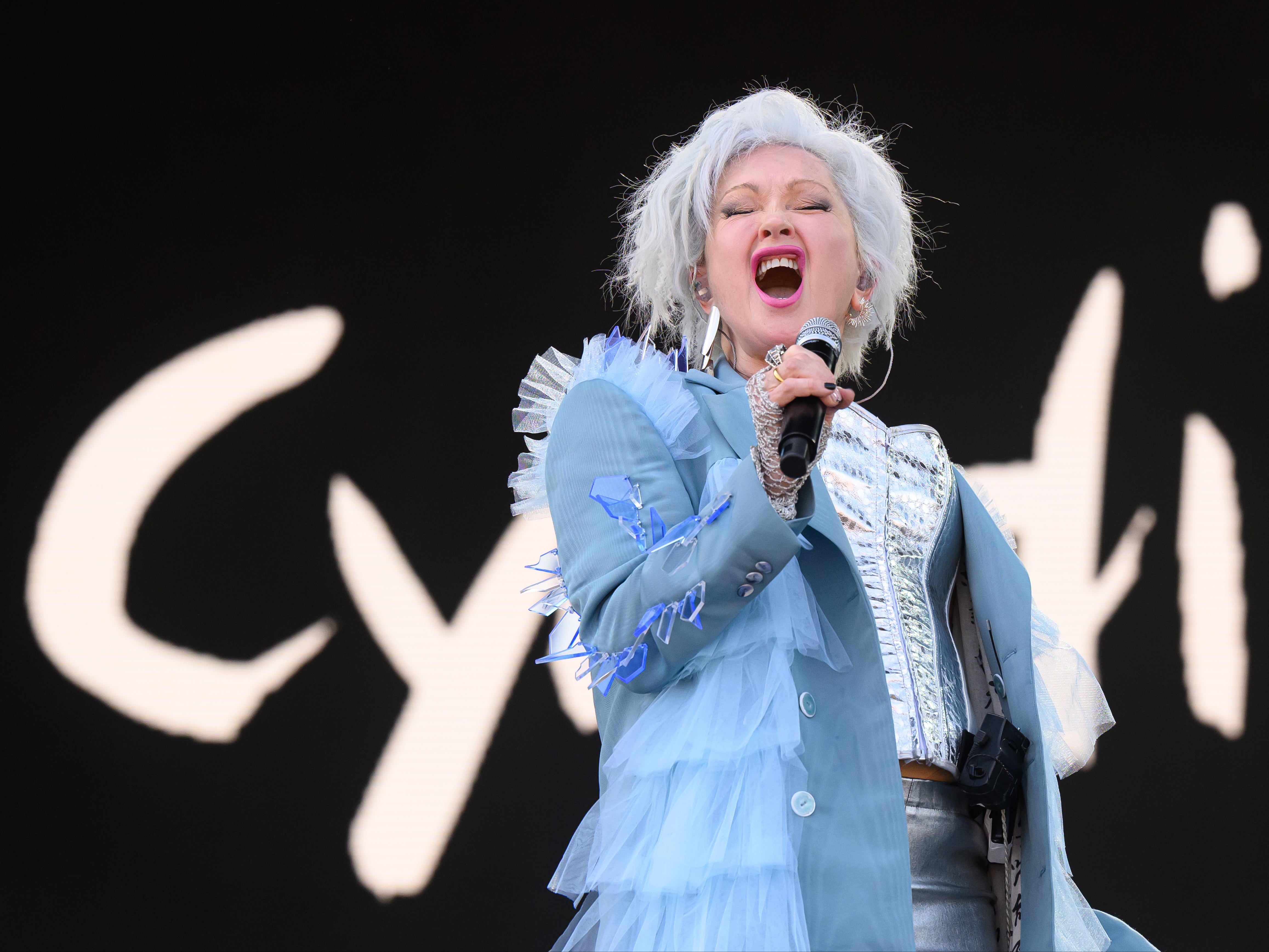 Cyndi Lauper trabajó en restaurantes y comercios para ganar dinero antes de convertirse en una cantante exitosa