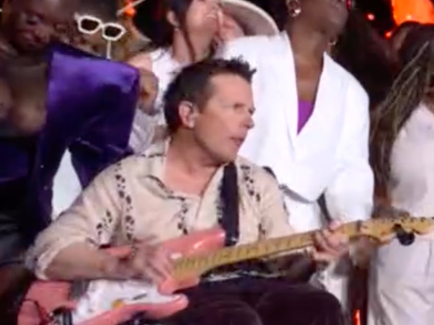 Michael J. Fox toca la guitarra durante el concierto de Coldplay en Glastonbury (Reino Unido)