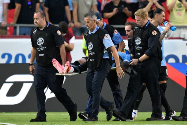 <p>Retiran en camilla al jugador uruguayo Maximiliano Araújo del campo tras chocar la cabeza con el defensa Tim Ream durante un partido contra Estados Unidos en el Grupo C de la Copa América, el lunes 1 de julio de 2024, en Kansas City, Missouri</p>